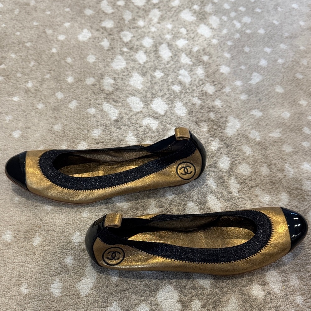 CHANEL Women's Gold and Black Flats - Picture 5 of 6